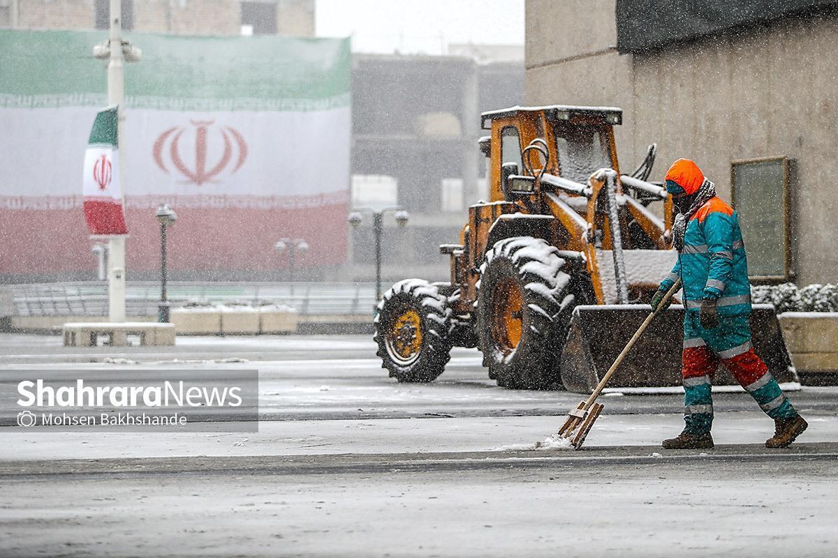 عملیات زمستانه خدمات شهری مشهد هم&zwnj;زمان با بارش ۲۳ سانتی&zwnj;متری برف پایان آذرماه