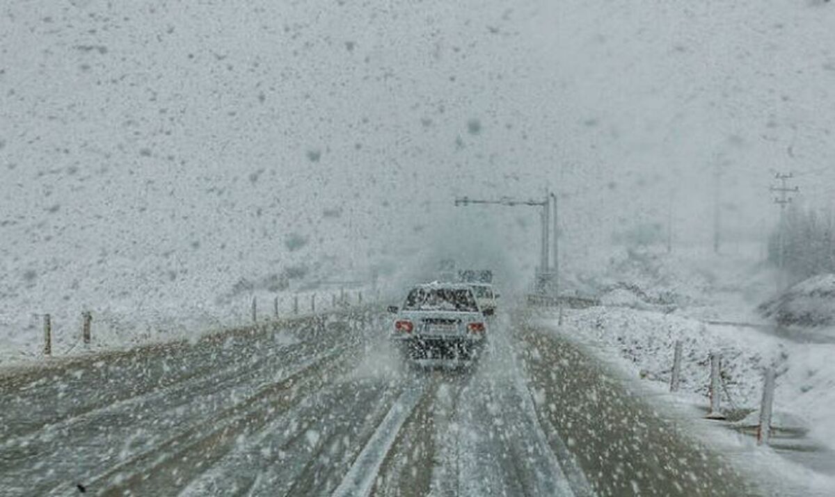 مسدود شدن محور&zwnj;های مواصلاتی کوهسرخ خراسان رضوی در پی بارش برف سنگین (۹ دی ۱۴۰۴)