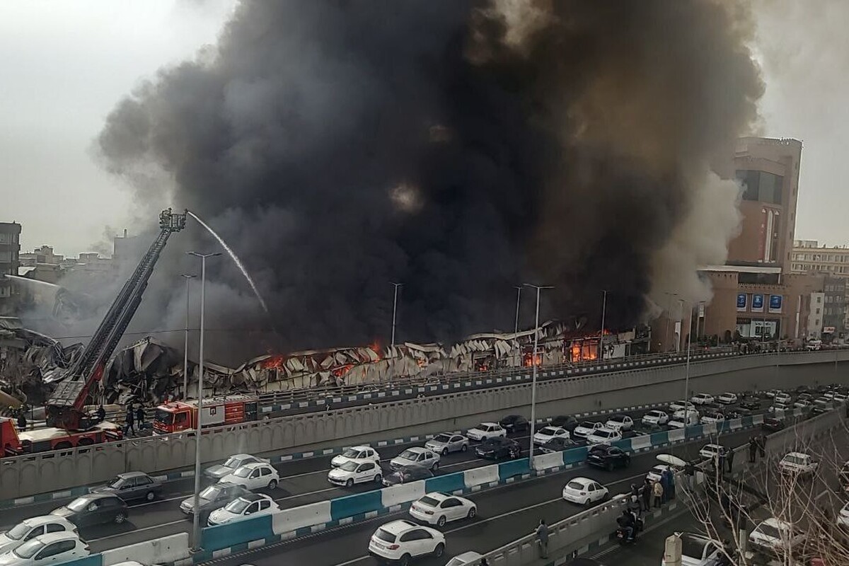 آتش&zwnj;سوزی گسترده در بازار محلی جنت در کنار نیایش مال تهران + جزئیات و فیلم (۱۴ بهمن ۱۴۰۴)