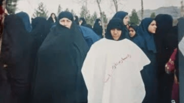 مادری که مقابل چشمان پسرش شهید شد مادری که مقابل چشمان پسرش شهید شد