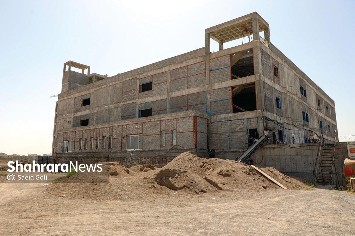 بیمارستان ۵۴۰ تختخوابی حاشیه شهر مشهد درگیر حاشیه‌های فراوان