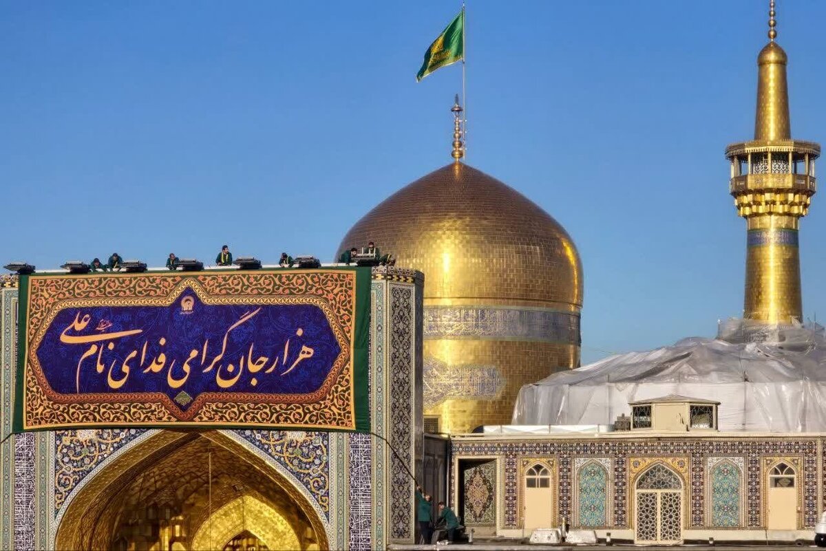 ویدئو| نصب کتیبه&zwnj; ولادت امام زین&zwnj;العابدین (ع) در حرم مطهر امام رضا(ع)