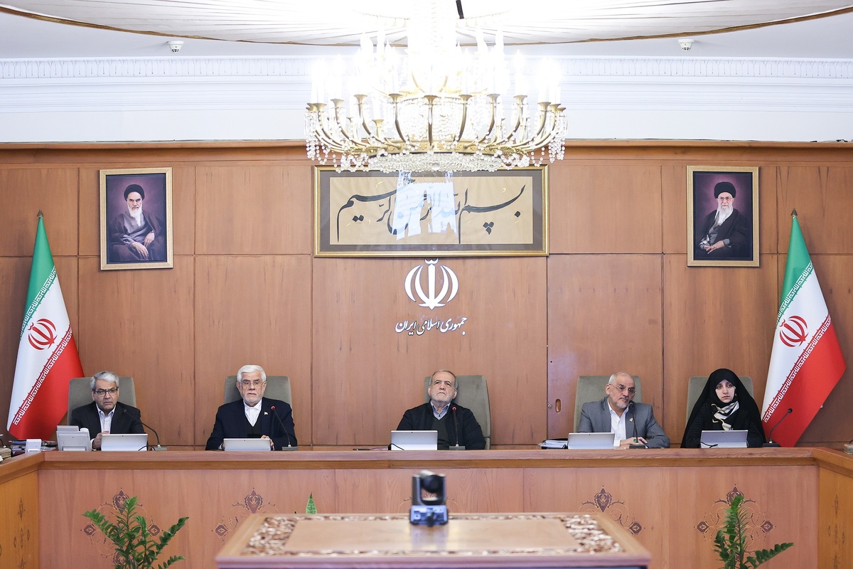 پزشکیان: استانداران با تشکیل کارگروهی، رسیدگی به خانواده&zwnj;های آسیب&zwnj;دیدگان حوادث اخیر را در دستورکار قرار دهند