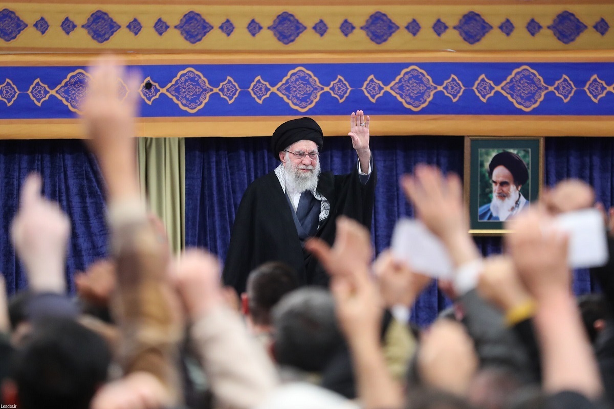 شعرخوانی رهبر شهید انقلاب در جمع خانواده&zwnj;های معظم شهدا در اسفند ۹۳ + فیلم
