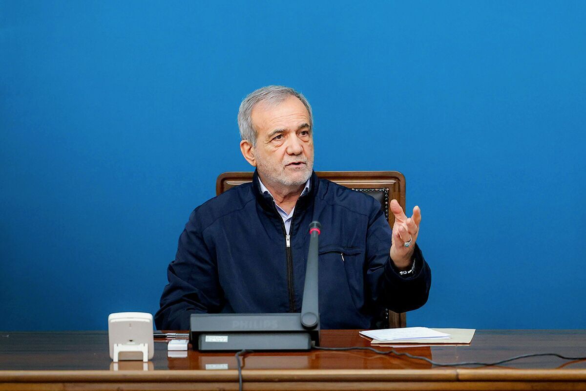 پزشکیان: اختیارات لازم به استان‌ها تفویض می‌شود