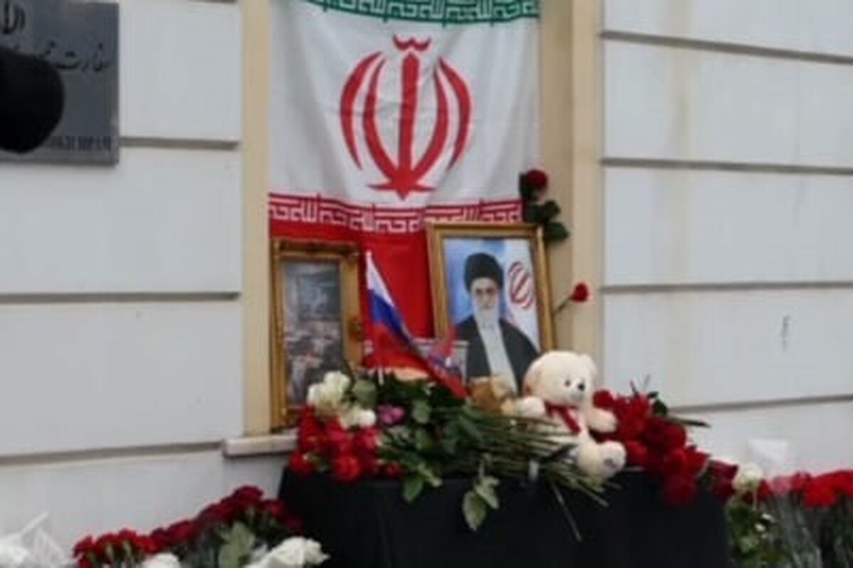 ویدئو| صف طولانی شهروندان روسیه مقابل سفارت ایران در مسکو برای ابراز همدردی با شهادت رهبر انقلاب