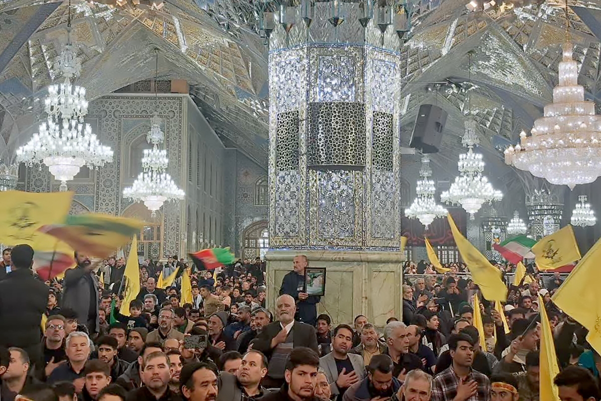 مهاجران افغانستانی ساکن مشهد در سوگ قائد امت در حرم مطهر رضوی عزاداری کردند + فیلم