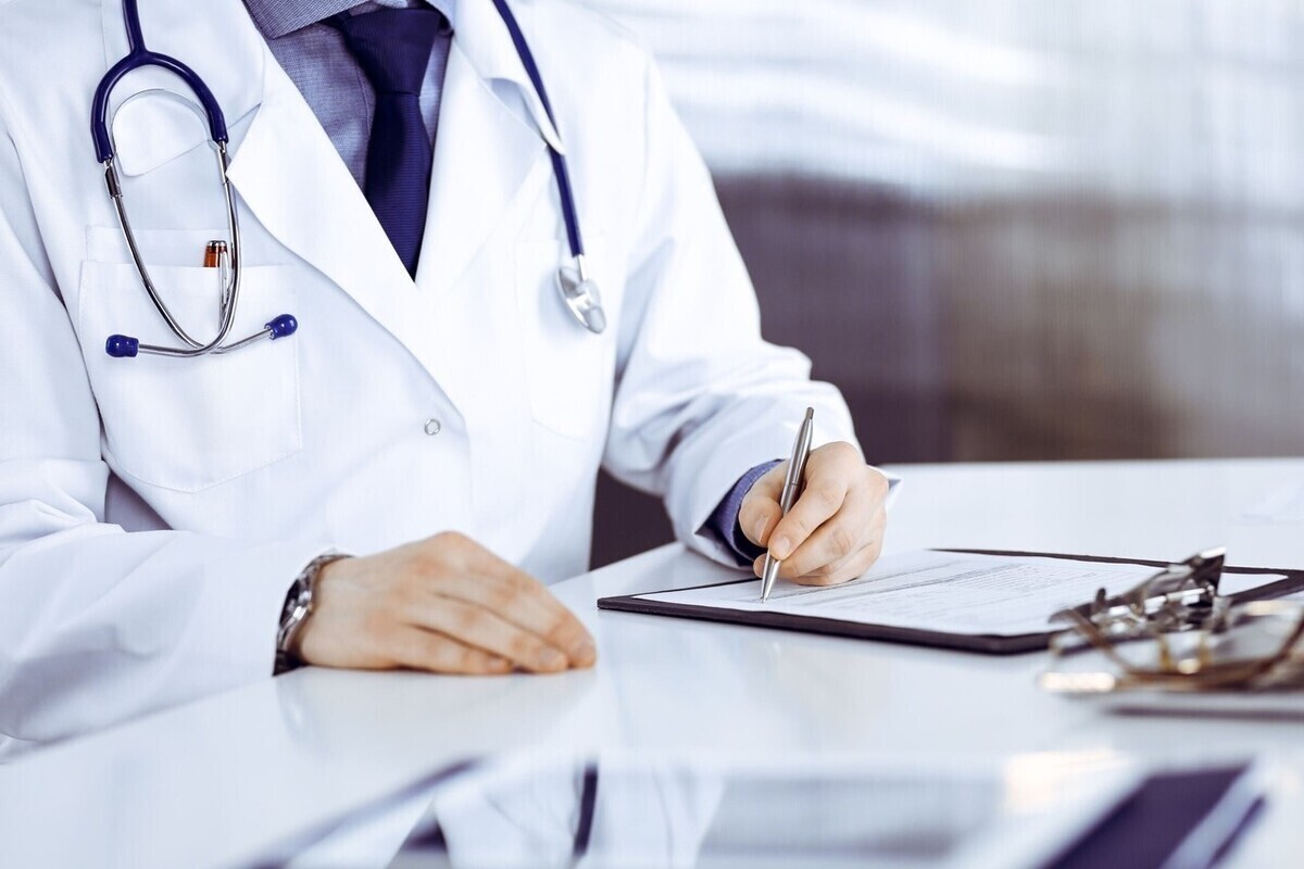 تمدید اعتبار پروانه مطب پزشکان و دندانپزشکان تا پایان فروردین ۱۴۰۵