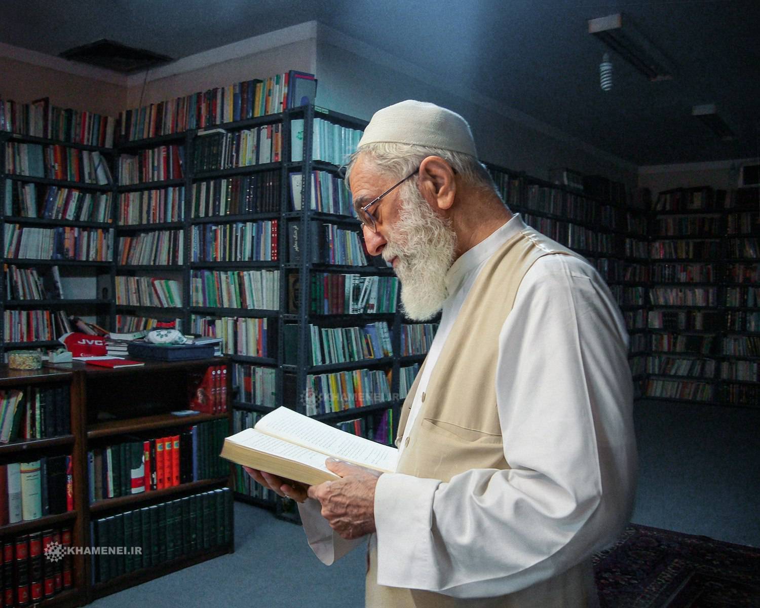 تصویری دیده نشده از رهبر شهید انقلاب در کتابخانه ایشان + عکس
