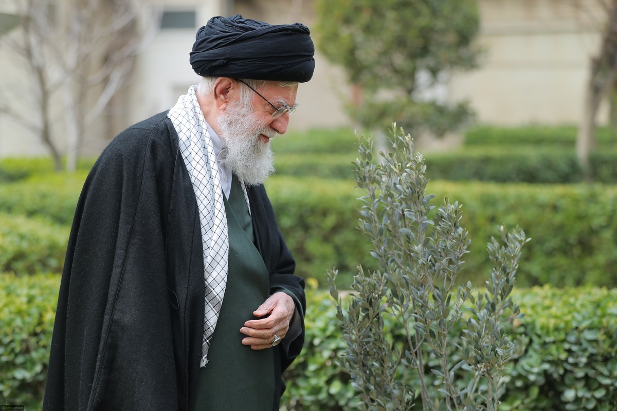 حسن خجسته: یک&zwnj;بار هم صدای رهبر انقلاب در خانه بلند نشد