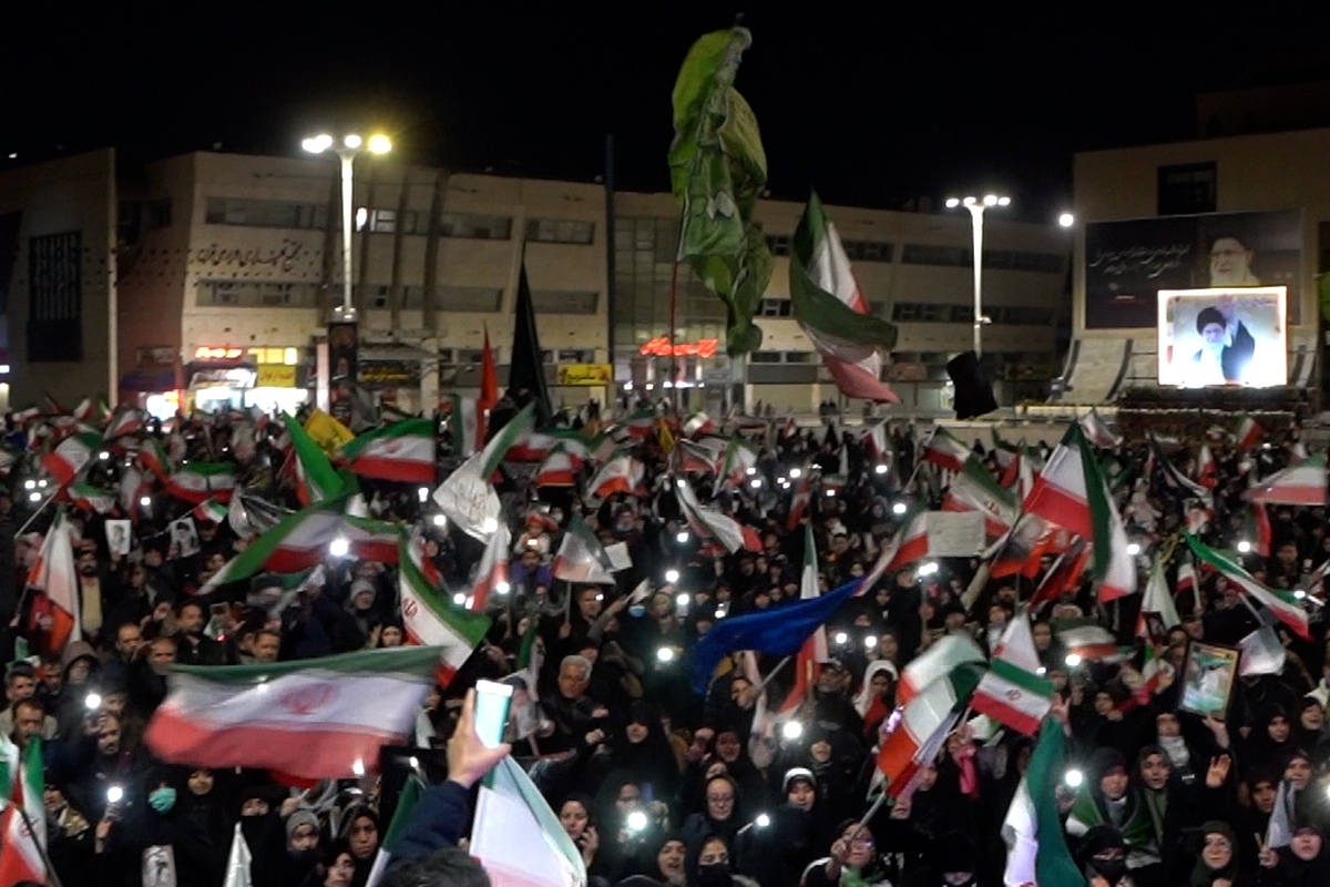 ویدئو | پرچم ایران نسل به نسل، دست به دست