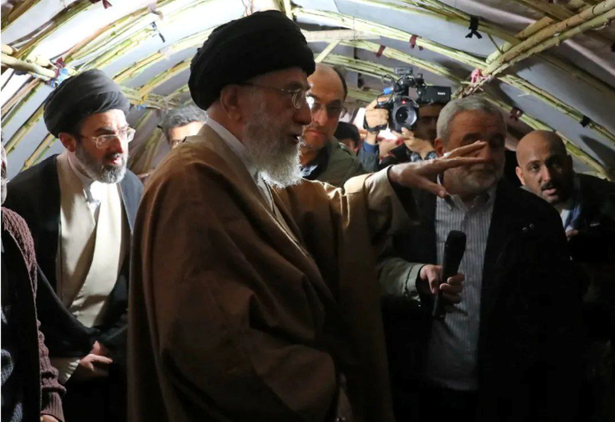 روایتی از بازدید سال ۹۶ رهبر شهید انقلاب و آیت&zwnj;الله سیدمجتبی خامنه&zwnj;ای از مناطق زلزله&zwnj;زده سرپل&zwnj;ذهاب کرمانشاه + تصاویر