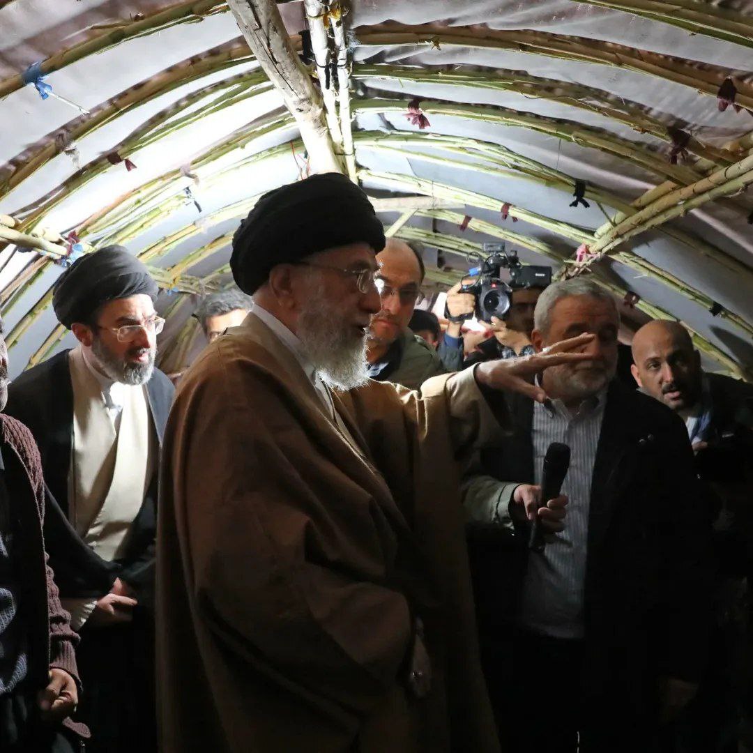 روایتی از بازدید سال ۹۶ رهبر شهید انقلاب و آیتالله سیدمجتبی خامنهای از مناطق زلزلهزده سرپل ذهاب کرمانشاه + تصاویر روایتی از بازدید سال ۹۶ رهبر شهید انقلاب و آیتالله سیدمجتبی خامنهای از مناطق زلزلهزده سرپل ذهاب کرمانشاه + تصاویر