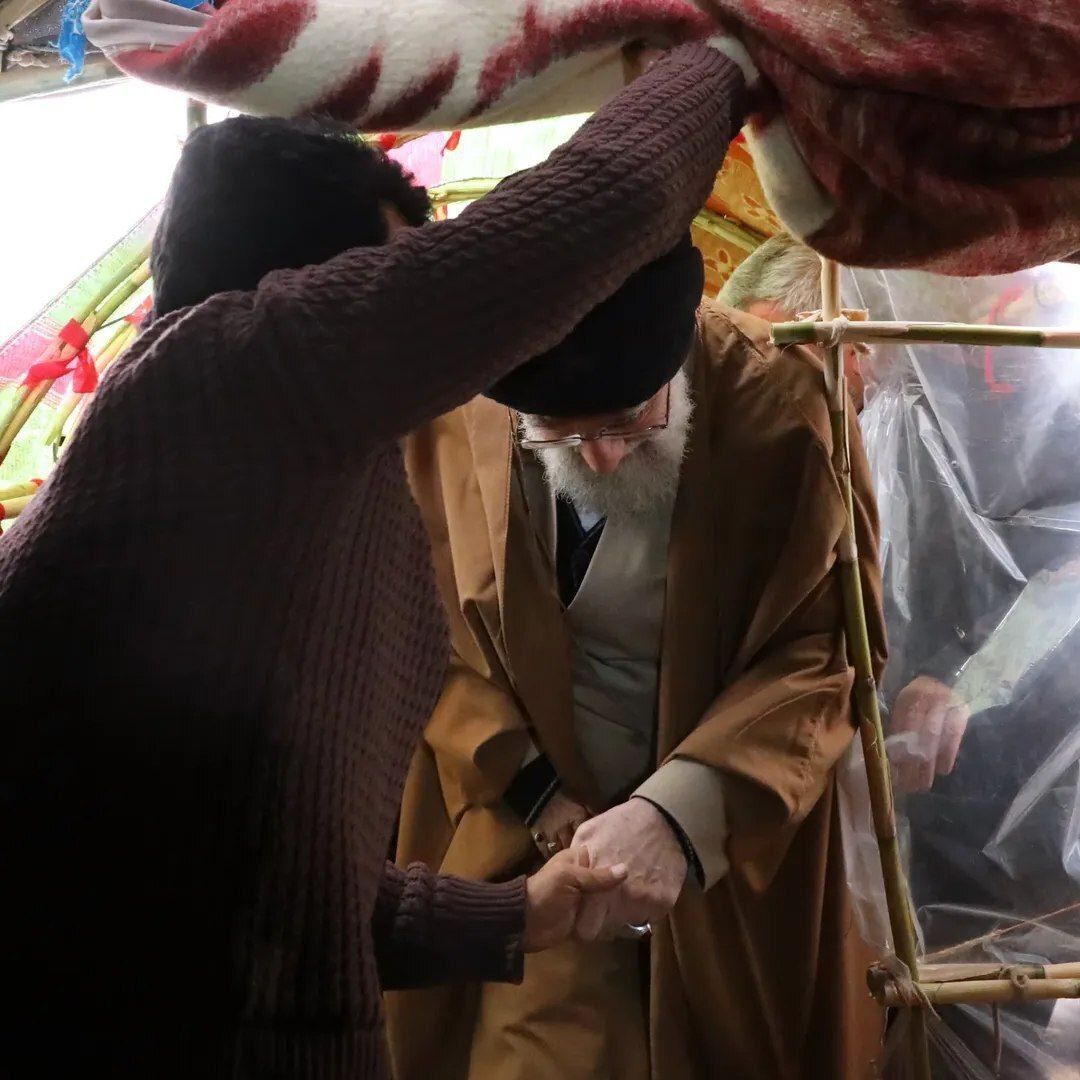 روایتی از بازدید سال ۹۶ رهبر شهید انقلاب و آیتالله سیدمجتبی خامنهای از مناطق زلزلهزده سرپل ذهاب کرمانشاه + تصاویر روایتی از بازدید سال ۹۶ رهبر شهید انقلاب و آیتالله سیدمجتبی خامنهای از مناطق زلزلهزده سرپل ذهاب کرمانشاه + تصاویر