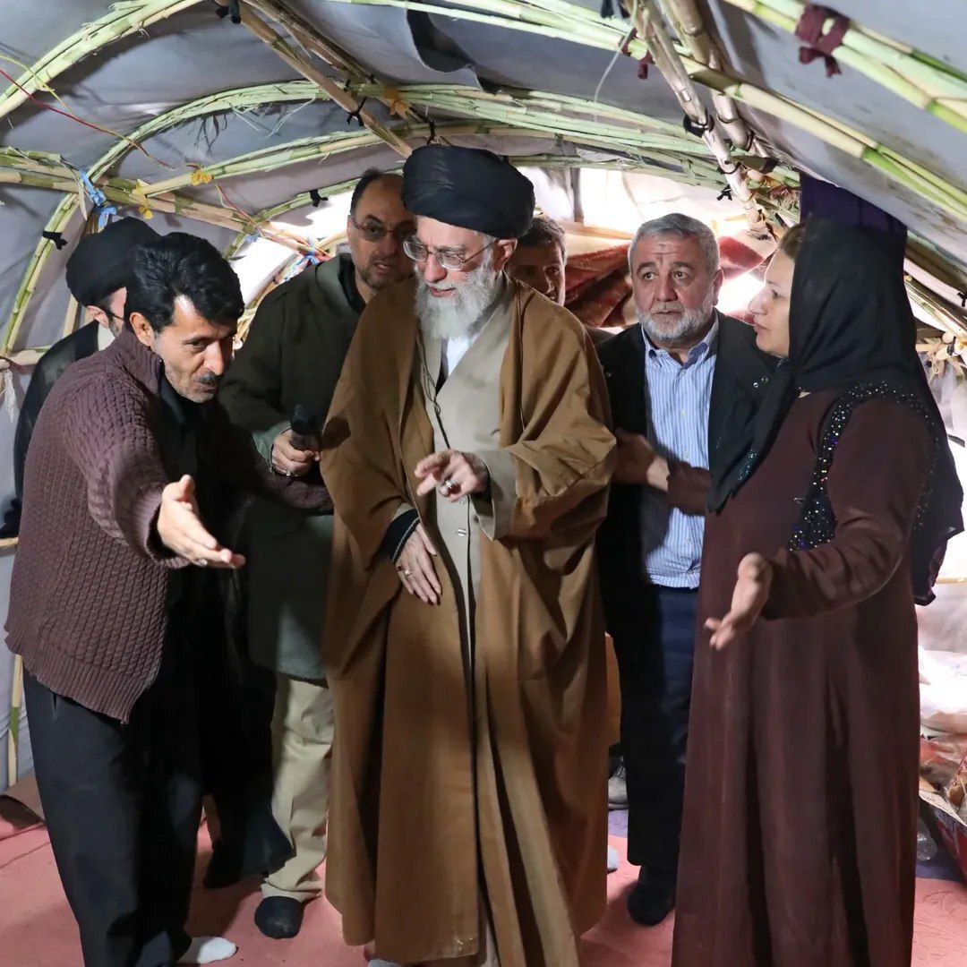 روایتی از بازدید سال ۹۶ رهبر شهید انقلاب و آیتالله سیدمجتبی خامنهای از مناطق زلزلهزده سرپل ذهاب کرمانشاه + تصاویر روایتی از بازدید سال ۹۶ رهبر شهید انقلاب و آیتالله سیدمجتبی خامنهای از مناطق زلزلهزده سرپل ذهاب کرمانشاه + تصاویر