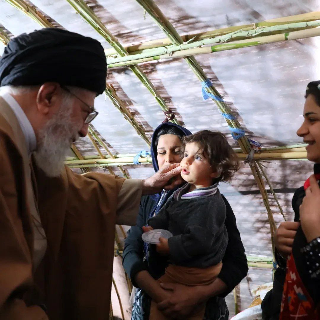 روایتی از بازدید سال ۹۶ رهبر شهید انقلاب و آیتالله سیدمجتبی خامنهای از مناطق زلزلهزده سرپل ذهاب کرمانشاه + تصاویر روایتی از بازدید سال ۹۶ رهبر شهید انقلاب و آیتالله سیدمجتبی خامنهای از مناطق زلزلهزده سرپل ذهاب کرمانشاه + تصاویر