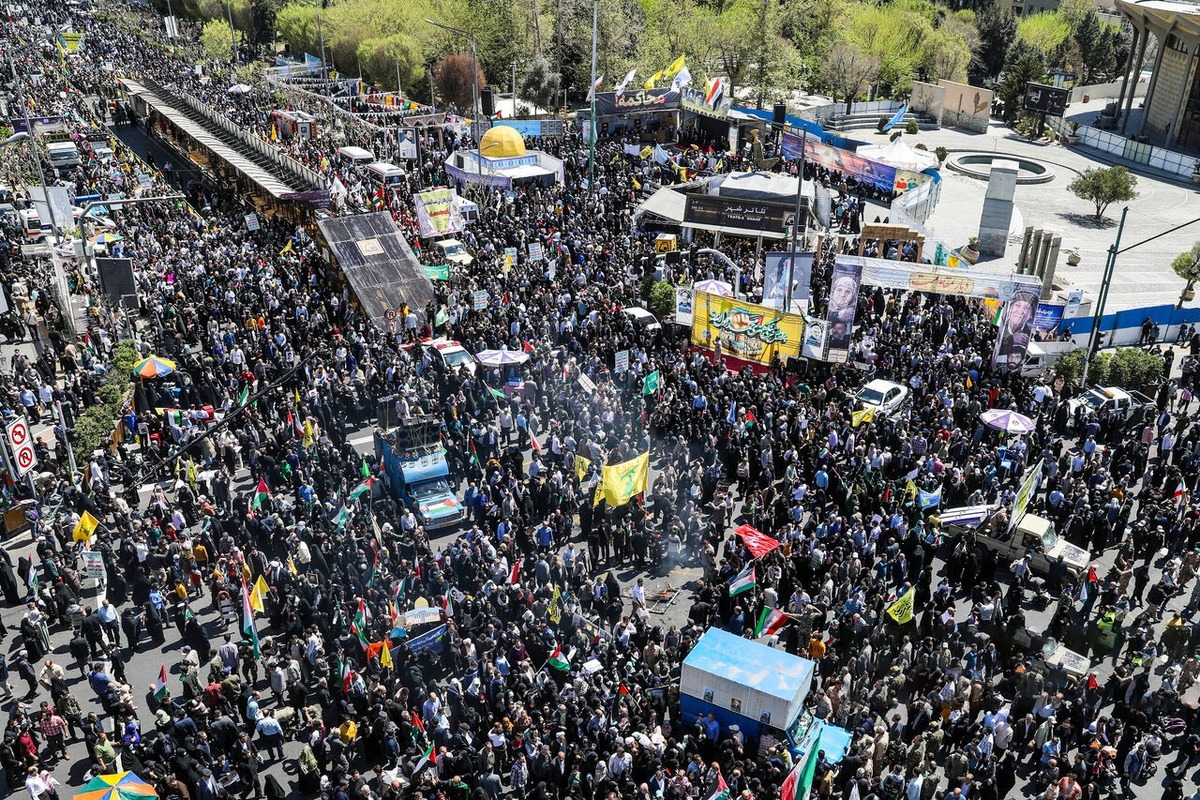 حمله هوایی دشمن به تهران و کرج | پاسخ &laquo;الله اکبر&raquo; راهپیمایان تهرانی در روز قدس به صدای انفجار در پایتخت (۲۲ اسفند ۱۴۰۴) + فیلم