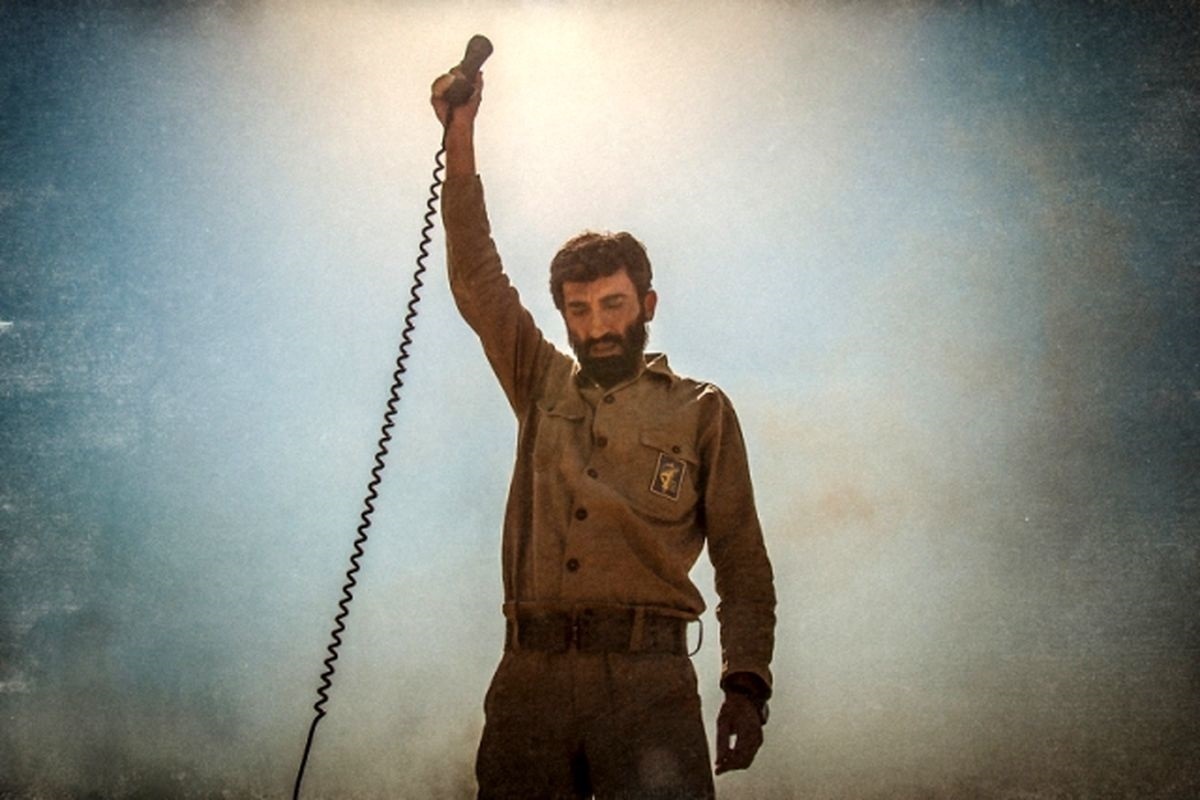 فیلم سینمایی &laquo;ایستاده در غبار&raquo; امشب (۲۲ اسفند ۱۴۰۴) روی آنتن می&zwnj;رود + زمان پخش، خلاصه داستان و بازیگران