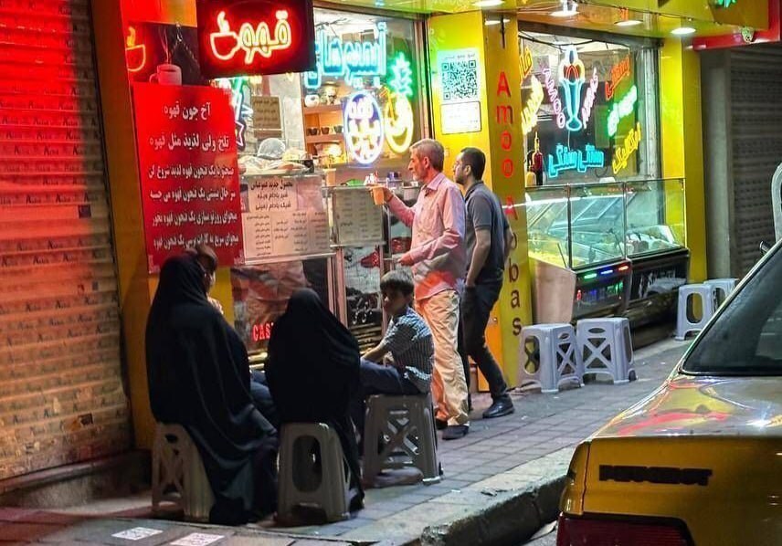 تصویری دیده نشده از داماد شهید، دختر و نوه رهبر انقلاب در آبمیوه فروشی + عکس