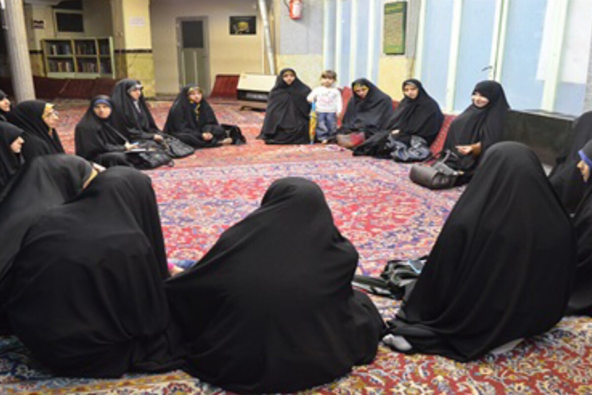 یک تنور گرم در جبهه مسجد| زنان محله پایین خیابان مشهد برای بسیجیان نان می&zwnj;پزند
