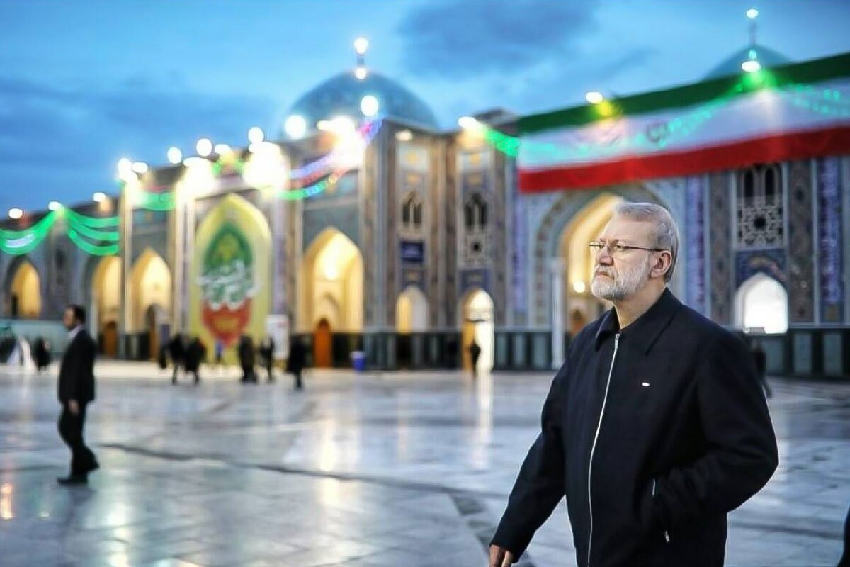 پیکر شهید علی لاریجانی در جوار بارگاه حرم مطهر امام رضا (ع) آرام می&zwnj;گیرد