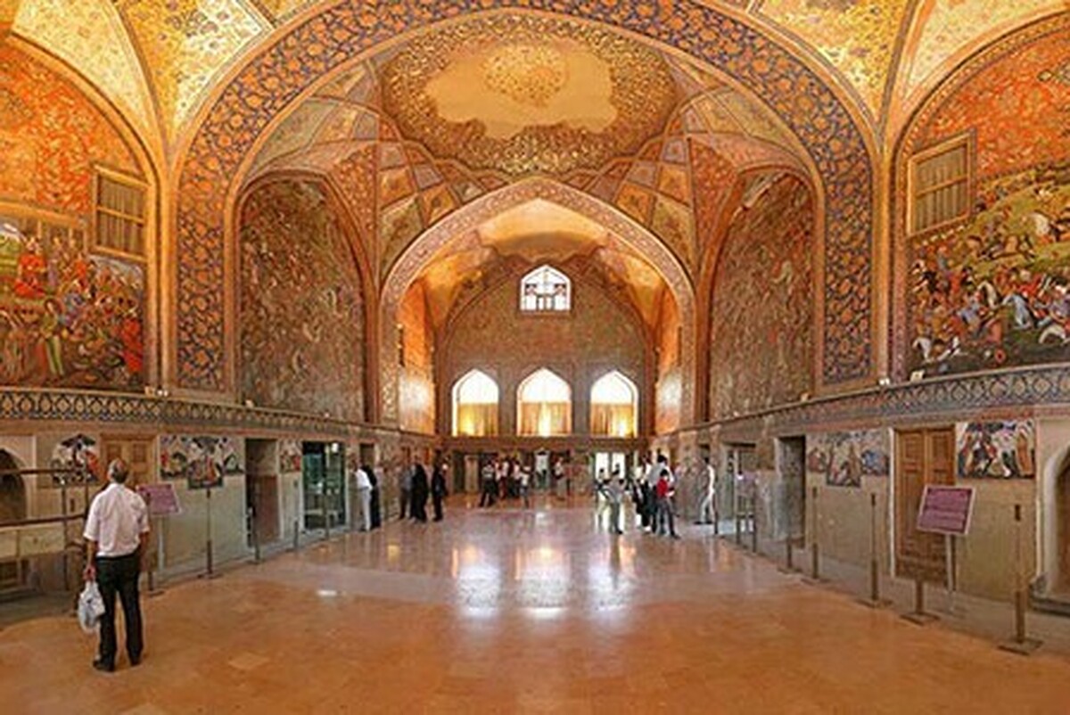 انتقال آینه&zwnj;های آسیب&zwnj;دیده چهل&zwnj;ستون به آزمایشگاه در پی حملات آمریکایی-صهیونی