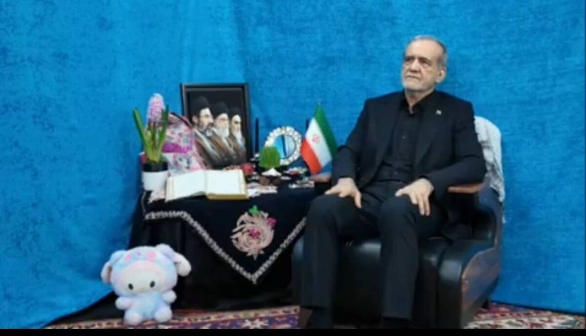 یادگار کودکان شهید میناب در کنار رئیس&zwnj;جمهور