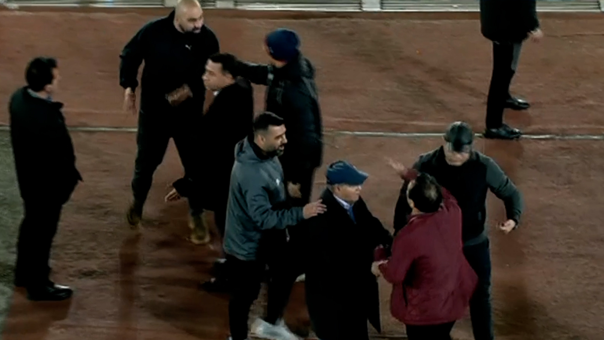 جنجال کنار زمین | اخراج همزمان زارع و خداداد پس از درگیری تند + فیلم