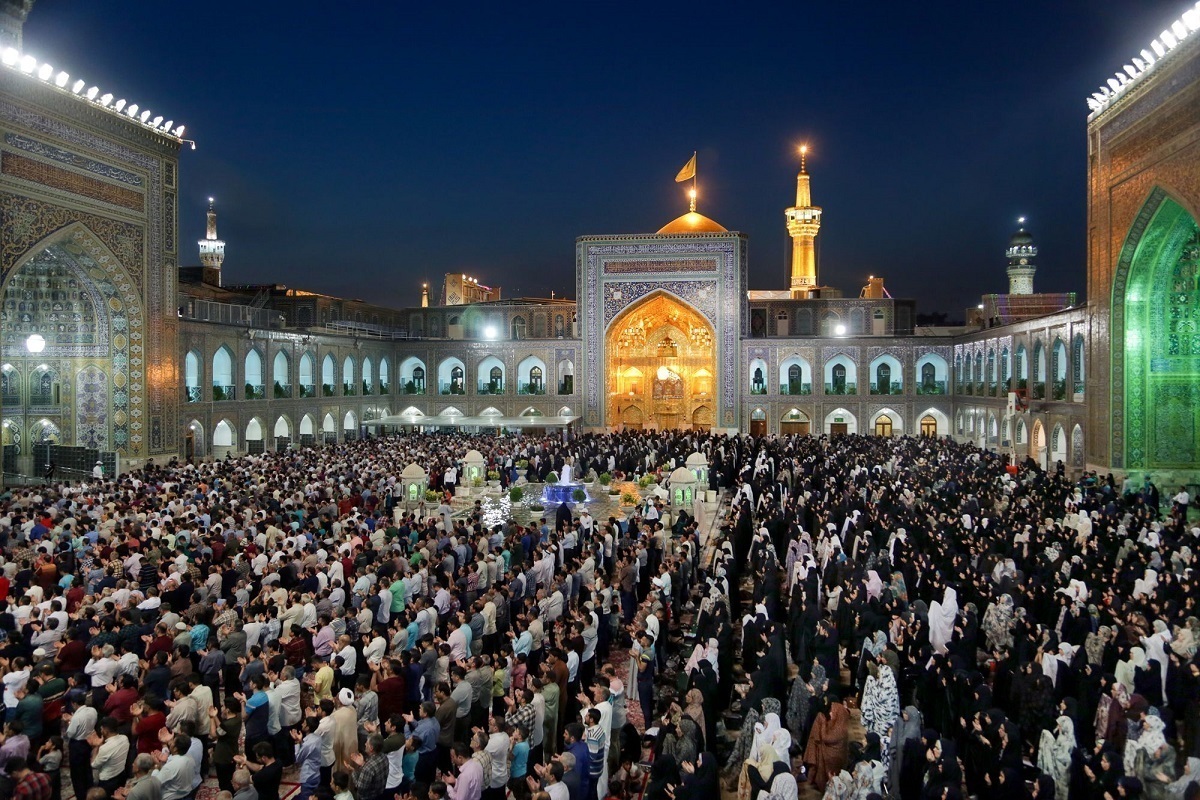 اقامه نماز قضا به جماعت در حرم مطهر امام رضا(ع) همزمان با ماه مبارک رمضان