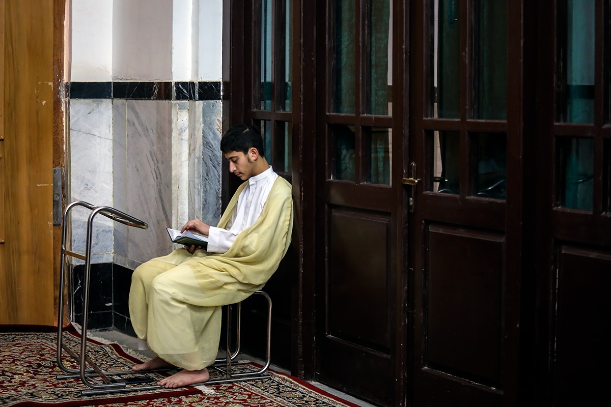 اعتکاف رمضانیه ۴۵۰ طلبه بین‌المللی از ۳۶ کشور در حرم مطهر رضوی آغاز شد