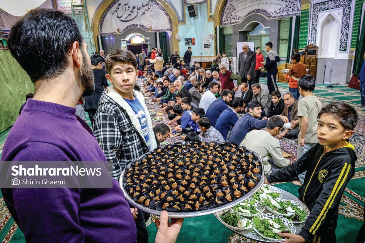 چند خرده روایت از حس وحال سفره های افطاری ساده مشهدی&zwnj;ها | همدلی با طعم نان و خرما