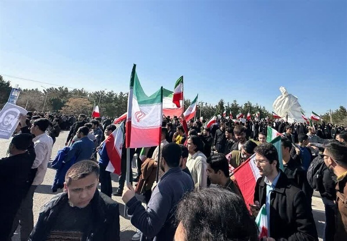 تجمع دانشجویان دانشگاه فردوسی مشهد در پی حمله آمریکایی - اسرائیلی (۹ اسفند ۱۴۰۴) + فیلم