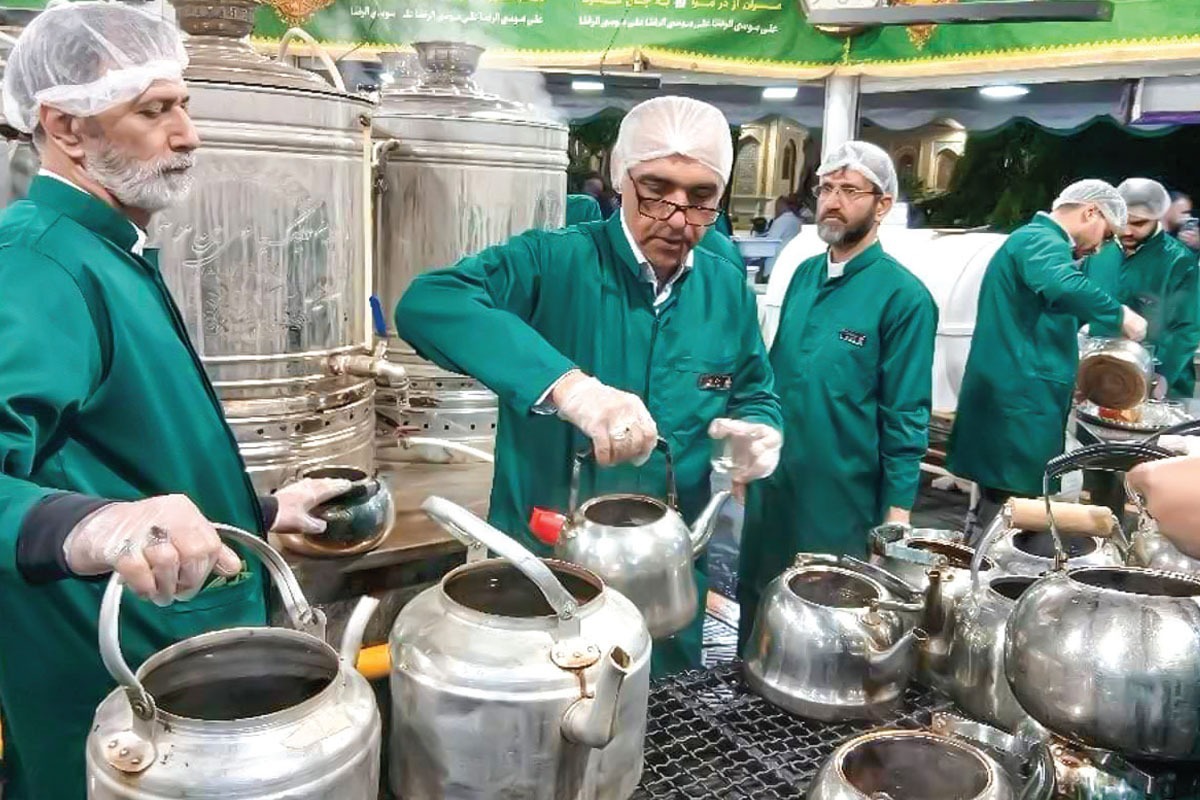 چایخانه حرم؛ صحنه ارادت هنرمندان | گزارشی از حضور جمعی از هنرمندان مطرح کشور در چایخانه حرم مطهر رضوی