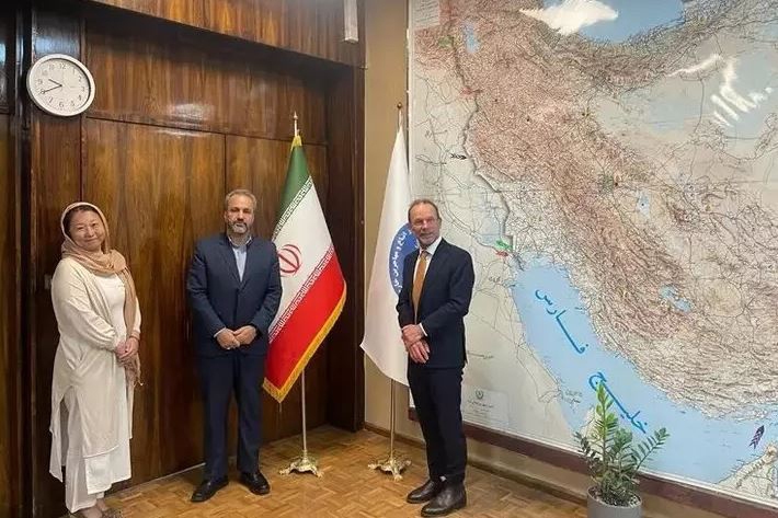 اعلام آمادگی سفیر استرالیا در تهران برای اسکان مجدد بخشی از پناهندگان افغانستانی ساکن ایران اعلام آمادگی سفیر استرالیا در تهران برای اسکان مجدد بخشی از پناهندگان افغانستانی ساکن ایران