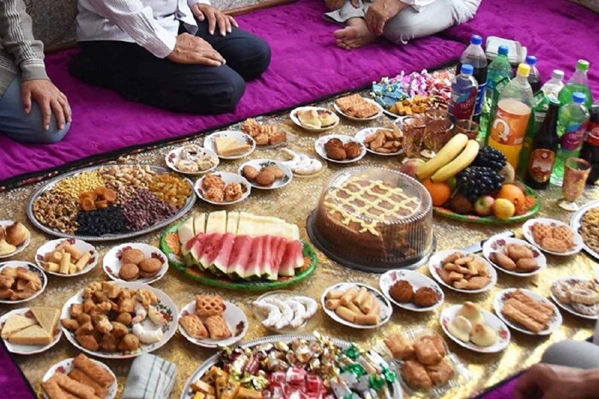 اجرای مراسم سنتی «طبق دسترخوان» زائران اردوزبان در حرم امام‌رضا (ع) به‌مناسبت دهه کرامت ۱۴۰۴