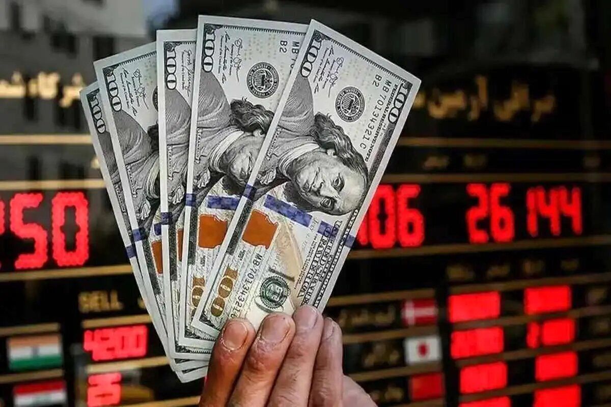 قیمت دلار روز یکشنبه با نوسان ۵۰۰ تا ۷۰۰ تومانی در کانال ۸۶ هزار تومانی معامله شد. قیمت دلار در آخرین معامله روز یکشنبه با رقم ۸۶ هزار و ۱۰۰ تومان بسته شد.
