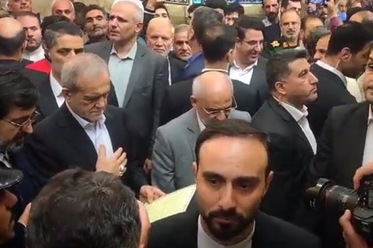 رئیس جمهوری اسلامی ایران دقایقی پیش، با همراهی استاندار قم به حرم حضرت معصومه (س) مشرف شد. محسن حاجی‌میرزایی، رئیس‌دفتر رئیس‌جمهور نیز ایشان را همراهی کرد.