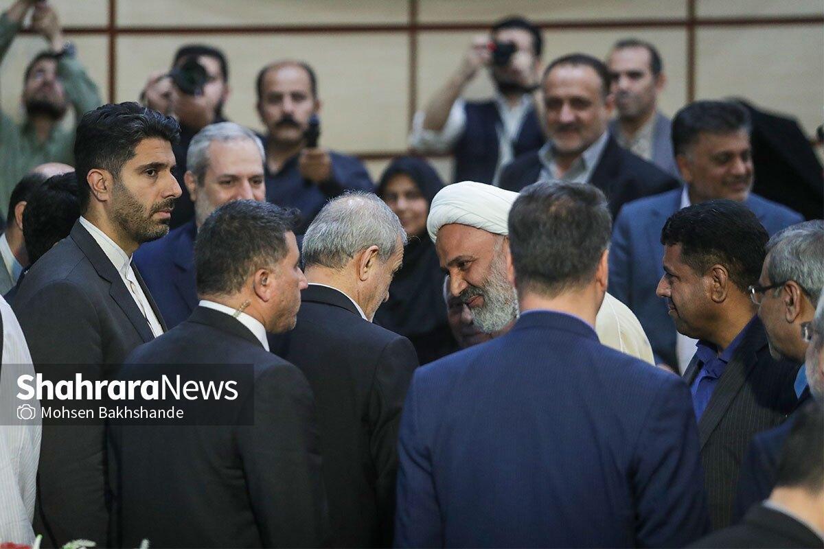 مسعود پزشکیان، رئیس‌جمهور در مشهد خطاب به حجت‌الاسلام پژمانفر گفت: حاج‌آقا جلو بنشینید. همه از خودمان هستند. کسی شما را نمی‌گیرد!
