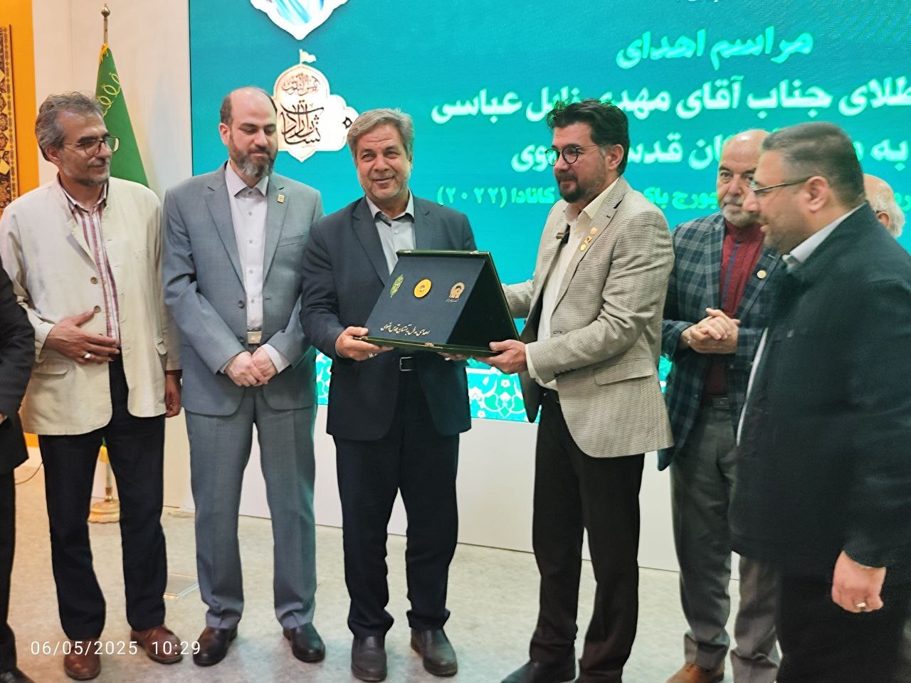 اهدای مدال طلای جهانی عکاسی به موزه آستان قدس رضوی اهدای مدال طلای جهانی عکاسی به موزه آستان قدس رضوی