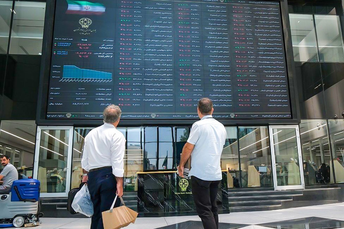 بازار سهام از ابتدای هفته، تحت تأثیر اخبار به‌تعویق‌افتادن مذاکرات، روز‌های متزلزلی را پشت سر گذاشت؛ اما امروز با مشخص‌شدن زمان برگزاری دور چهارم مذاکرات هسته‌ای، بورس با کمک بزرگان بازار به مدار مثبت بازگشت.