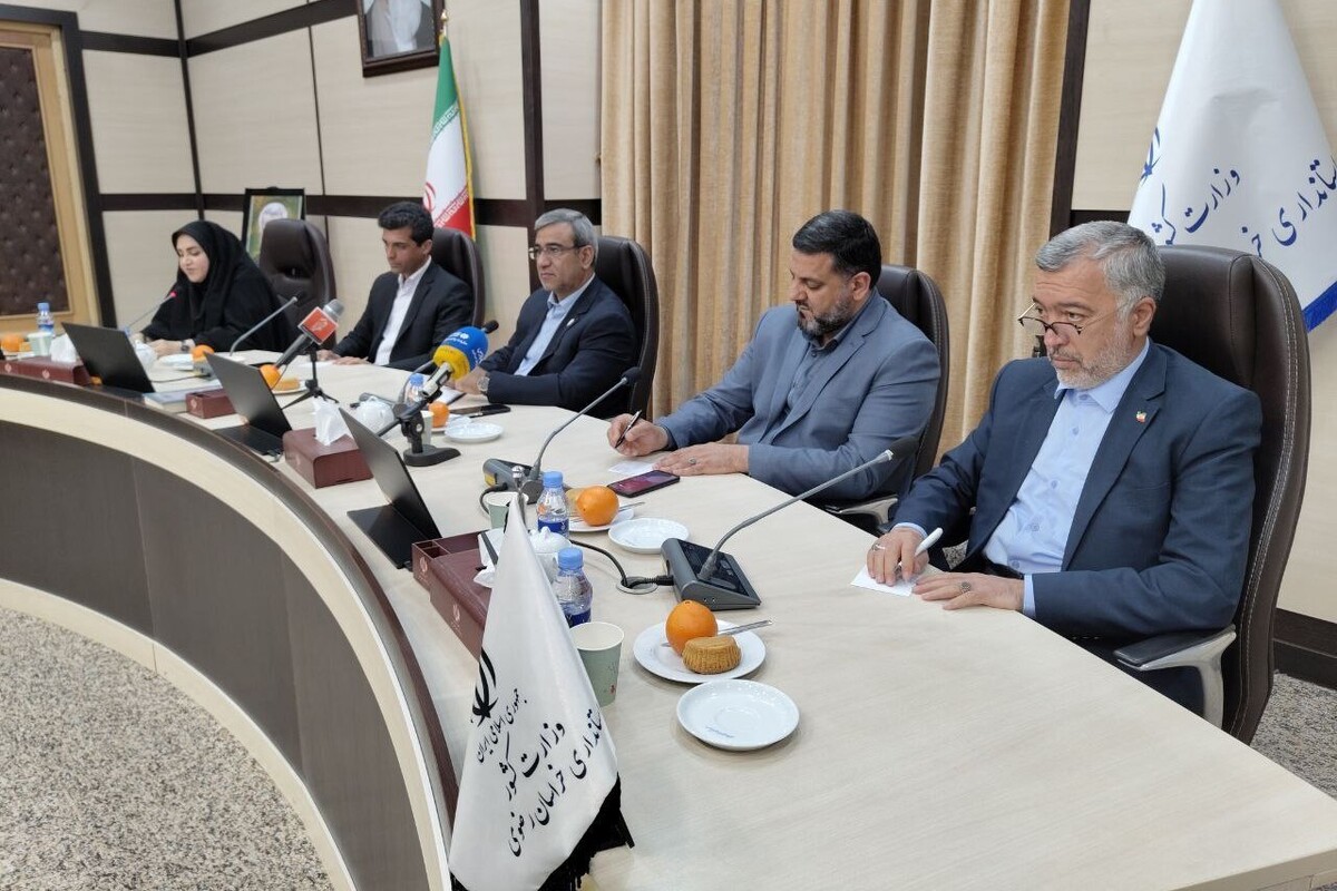 سخنگوی کمیسیون آموزش مجلس شورای اسلامی در نشست کارگروه آموزش و پرورش اتاق اندیشه‌ورزی استان گفت: از امسال، پاداش بازنشستگی فرهنگیان به‌روزرسانی می‌شود و همه معلمانی که امسال یا سال ۱۴۰۳ بازنشسته شده‌اند، پاداش خود را به‌روز و بدون کسری دریافت خواهند کرد.