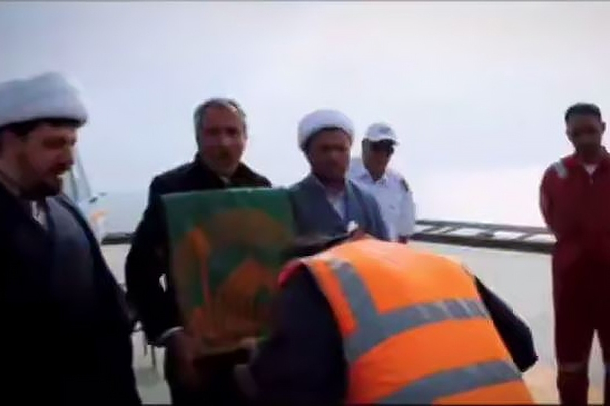 خادمان امام رضا (ع) به دورترین سکوی حفاری نفتی در خلیج‌فارس رسیدند. خادمان حضرت در قالب کاروان «زیر سایه خورشید» با حضور در «سکوی ساندک» به عنوان دورترین نقطه مرزی در آب‌های خلیج‌فارس، پرچم متبرک حرم مطهر امام‌رضا(ع) را بر فراز این سکوی حفاری مرزی به اهتزاز درآوردند.