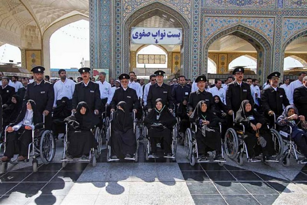 صحن انقلاب اسلامی حرم مطهر رضوی میزبان ۸۰ نفر از معلولان زن و مرد بود.