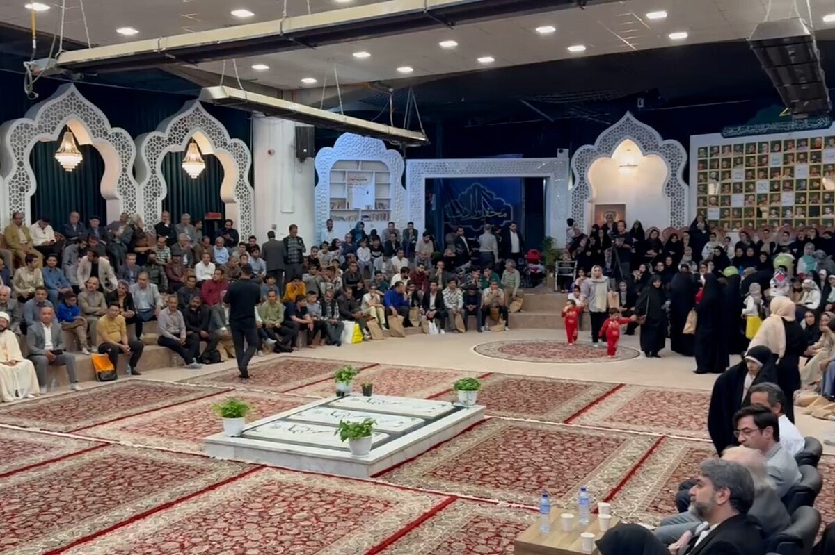 شاعران از سراسر ایران گرد هم آمدند؛ زیر نگاه شهدای گمنام، در میدان شهدا و در شب میلاد امام رضا(ع)، واژه‌هایشان را به شکرانه عشق، با طنین ارادت آراستند.