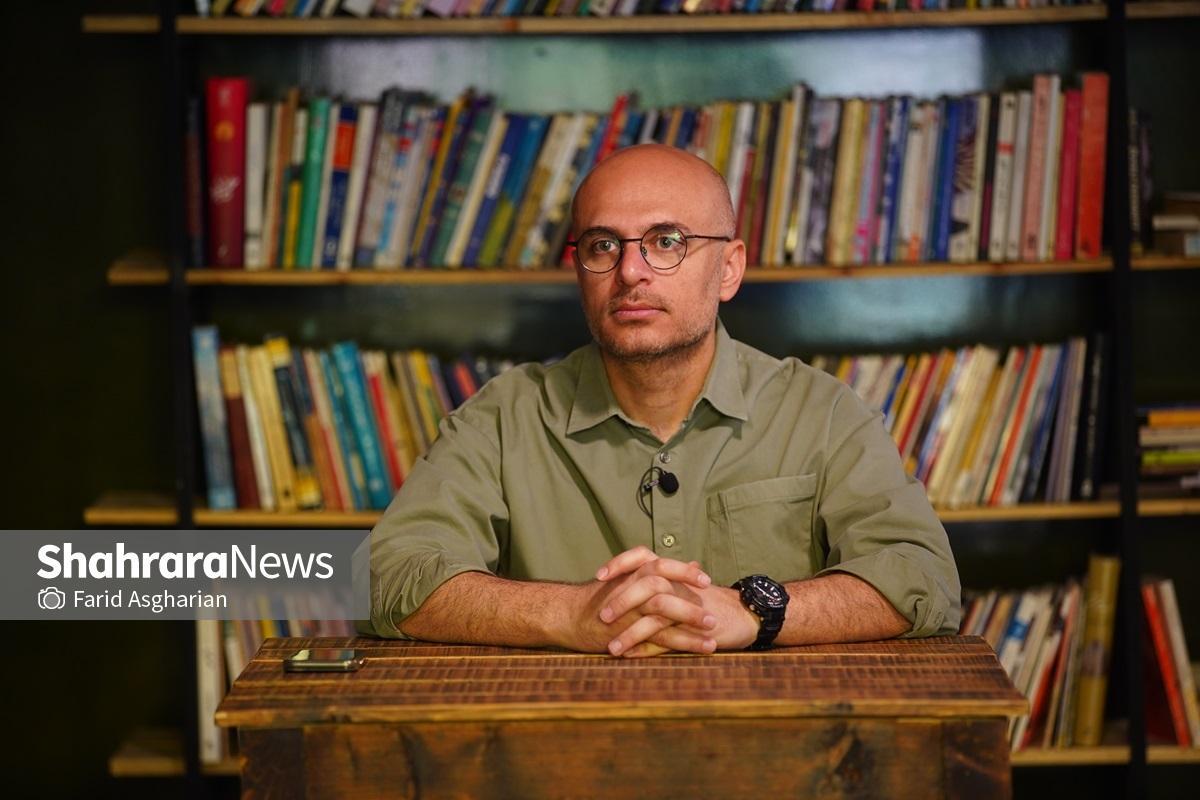 در «۳۶۰ درجه» این بار از پشت لنز به دنیا نگاه کردیم؛ جایی که هر فریم، یک روایت دارد و هر شاتر، ردّی از لحظه‌ای است که دیگر هیچ‌وقت تکرار نمی‌شود. در قسمت دوم، علی حسینیان برای ما از عکسی گفت که خودش هم نمی‌دانست ثبت شده است یا نه. فقط فرصت کرد دکمه شاتر را بزند؛ بدون نورسنجی، بدون برنامه‌ریزی. بعدتر، وقتی تصویر را دید، باورش نمی‌شد: کبوتر سفیدی که روی سر یک زائر نشسته، دست‌هایی در اطراف، و نوری که انگار خودش راهش را پیدا کرده بود. برای بعضی‌ها یک عکس فقط یک تصویر ثبت‌شده‌ است، اما برای بعضی دیگر، یک جور رسیدن به معناست؛ همای سعادت، نذر، برکت… فقط اگر چشم ببیند. با ما همراه باشید، چون این مسیر قرار است از نگاه هر هنرمند، یک  تکه از زندگی را نشونمان بدهد.