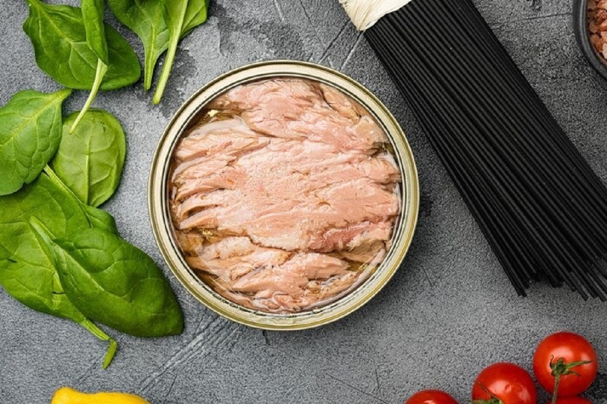 فوق تخصص تغذیه کودکان و عضو هیأت علمی گروه کودکان دانشگاه علوم پزشکی مشهد، با بیان اینکه مصرف ماهی ها، موجب کاهش التهابات در بدن کودک می‌شود افزود: تغذیه کودکان کمتر از ۴ ماه، منحصراً باید با شیر مادر انجام شود؛ به دلیل اینکه شیر مادر حاوی مواد مغذی مورد نیاز بوده و همینطور در بهبود سیستم ایمنی کودک بسیار مؤثر است. 
