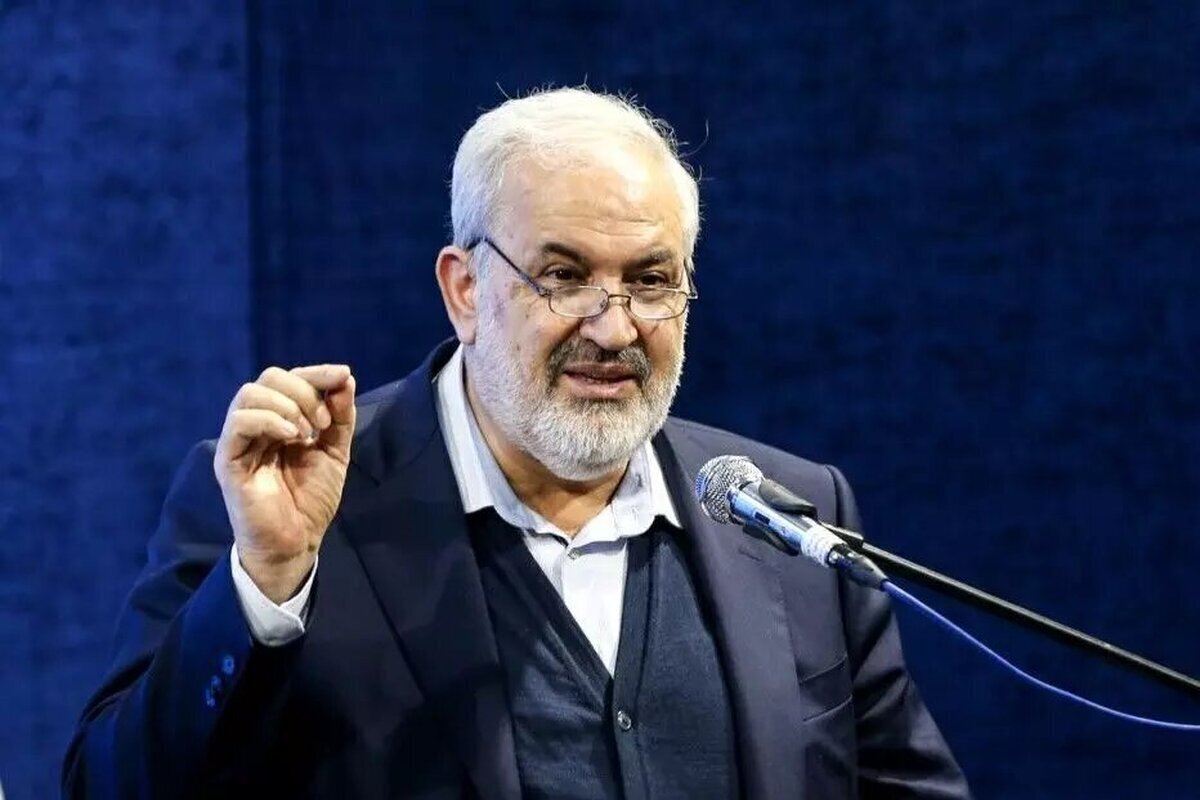 وزیر نیرو با بیان اینکه تغییر ساعت رسمی بیش از یک‌هزار مگاوات صرفه‌جویی در مصرف برق به‌همراه دارد که معادل ظرفیت تولید یک نیروگاه بزرگ حرارتی است، گفت: تمام ادارات و دستگاه‌های دولتی موظف به نصب نیروگاه‌های خورشیدی هستند.