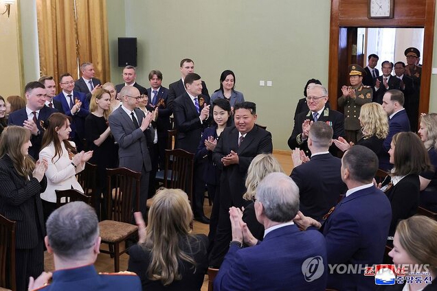 کیم جونگ اون در روز پیروزی به سفارت روسیه در پیونگ یانگ رفت کیم جونگ اون در روز پیروزی به سفارت روسیه در پیونگ یانگ رفت