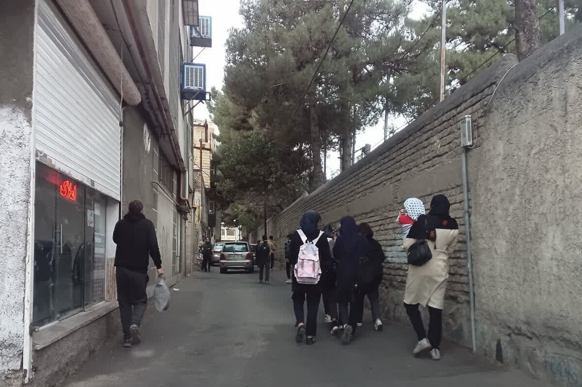 پاسخ مسئولان شهری به درخواست های مکرر شهروندان مشهدی درخصوص نبود پیاده‌رو و نگرانی از تردد دانش‌آموزان در کوچه ابرار ۱۰.