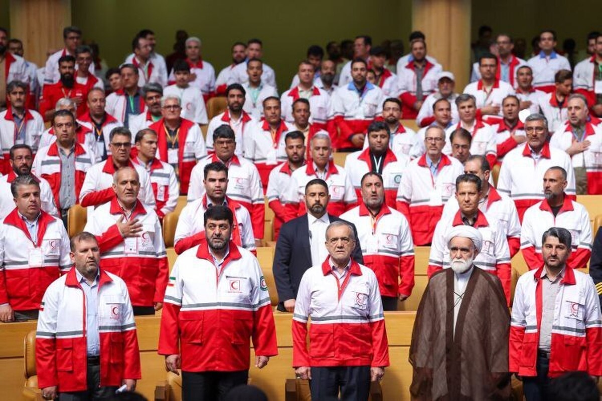 رئیس جمهور با بیان این‌که باید فریادرس یکدیگر باشیم، تصریح کرد: ما انسان‌ها که خدا را عبادت می کنیم باید راهی را برویم که از خدا طلب می‌کنیم یعنی به فکر هر گرفتار، گرسنه و بیچاره‌ای باشیم.